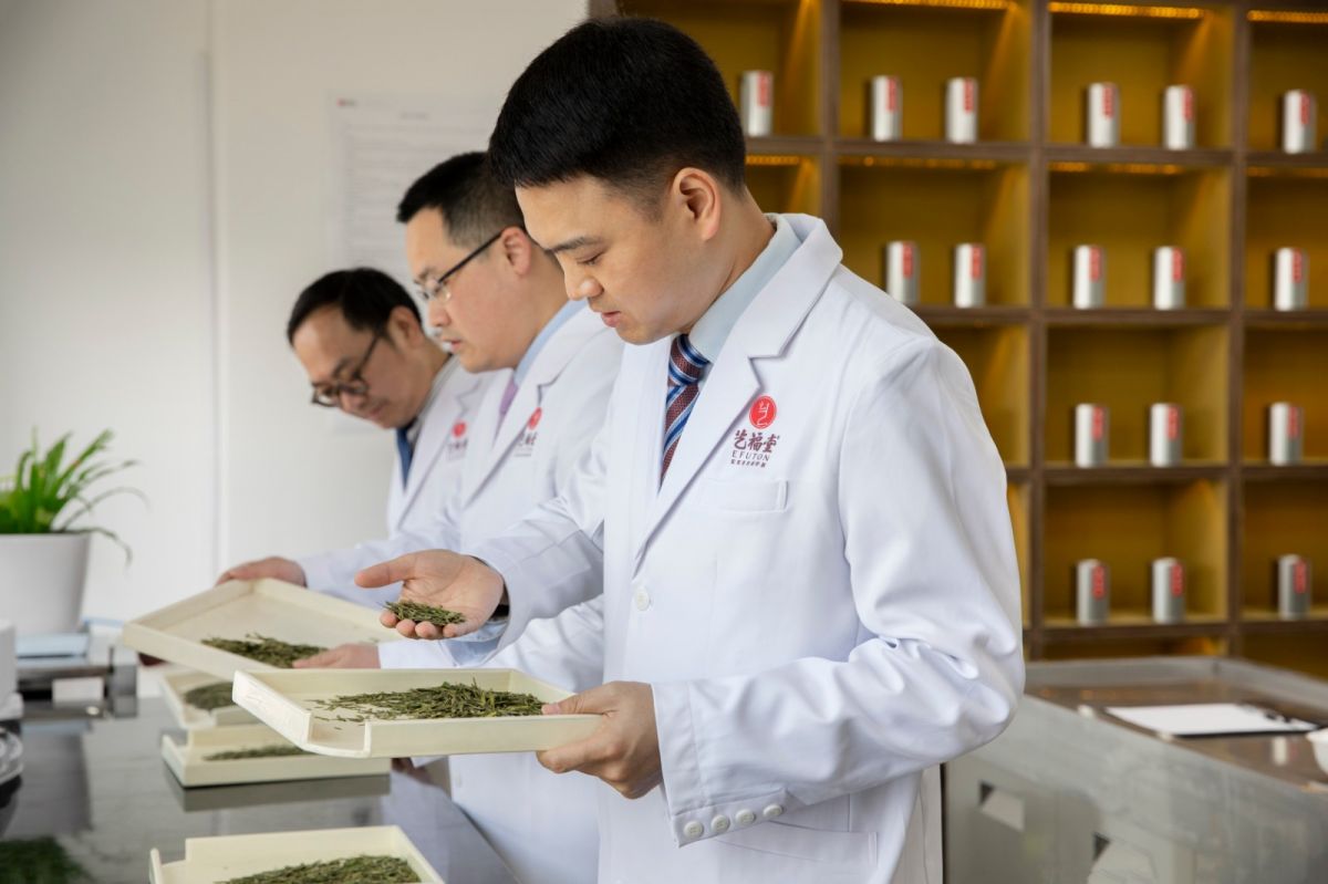 作为国家高级评茶师,杭州市评茶技能大师工作室主理人——艺福堂董事